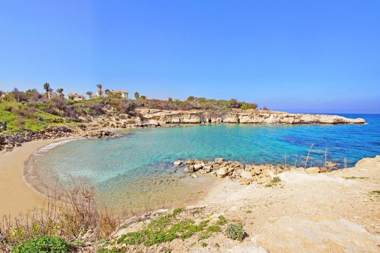 Villa Oceania - Beachfront Paralimni Eksteriør billede