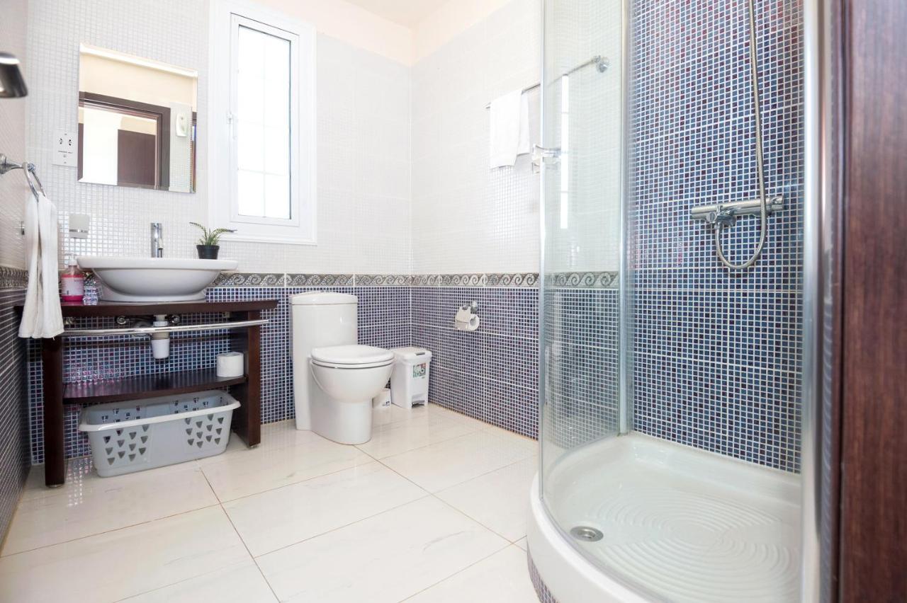 Villa Oceania - Beachfront Paralimni Eksteriør billede