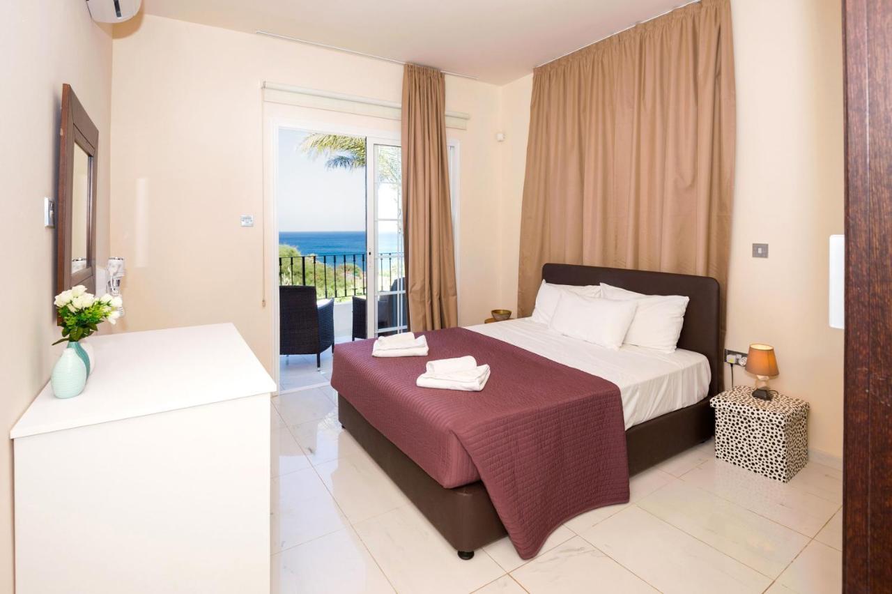 Villa Oceania - Beachfront Paralimni Eksteriør billede