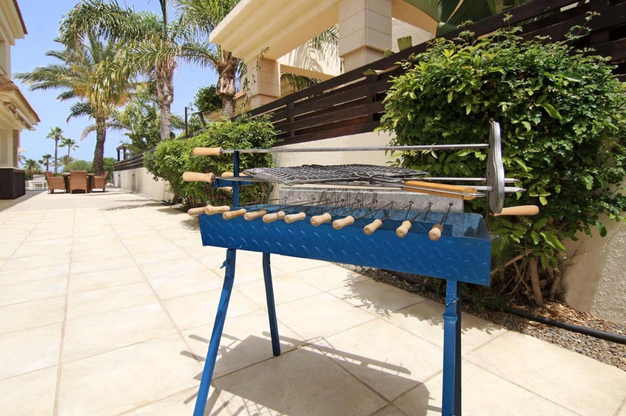Villa Oceania - Beachfront Paralimni Eksteriør billede