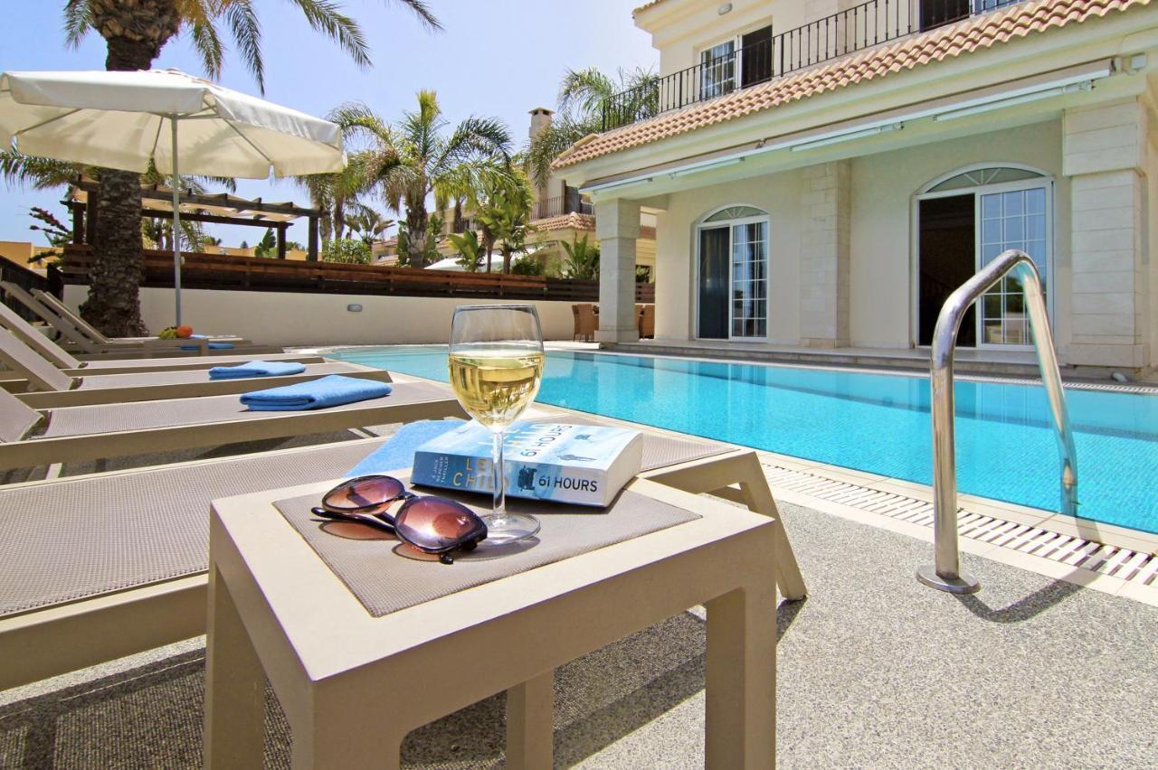 Villa Oceania - Beachfront Paralimni Eksteriør billede