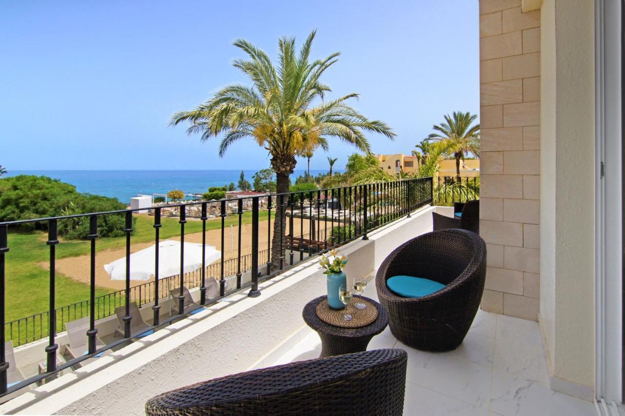 Villa Oceania - Beachfront Paralimni Eksteriør billede