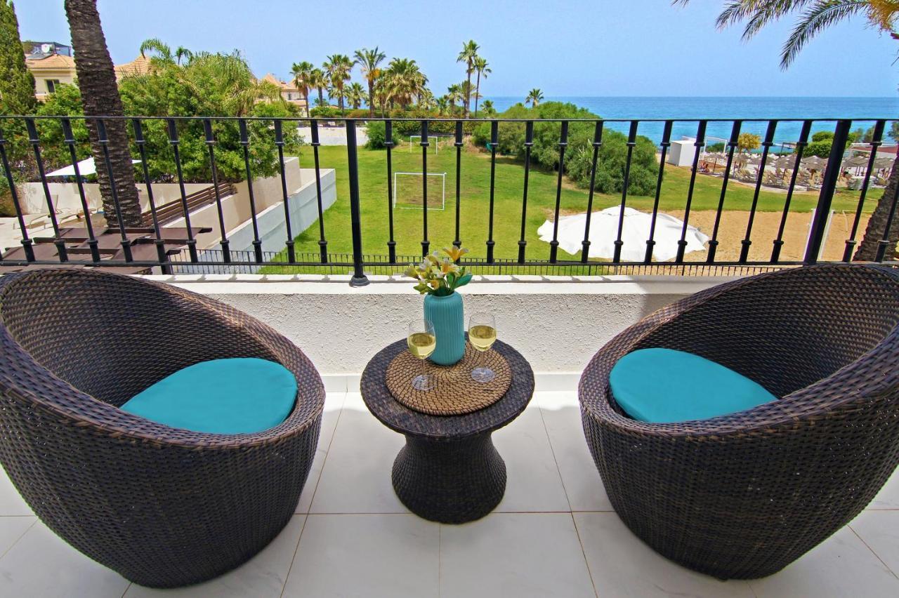 Villa Oceania - Beachfront Paralimni Eksteriør billede