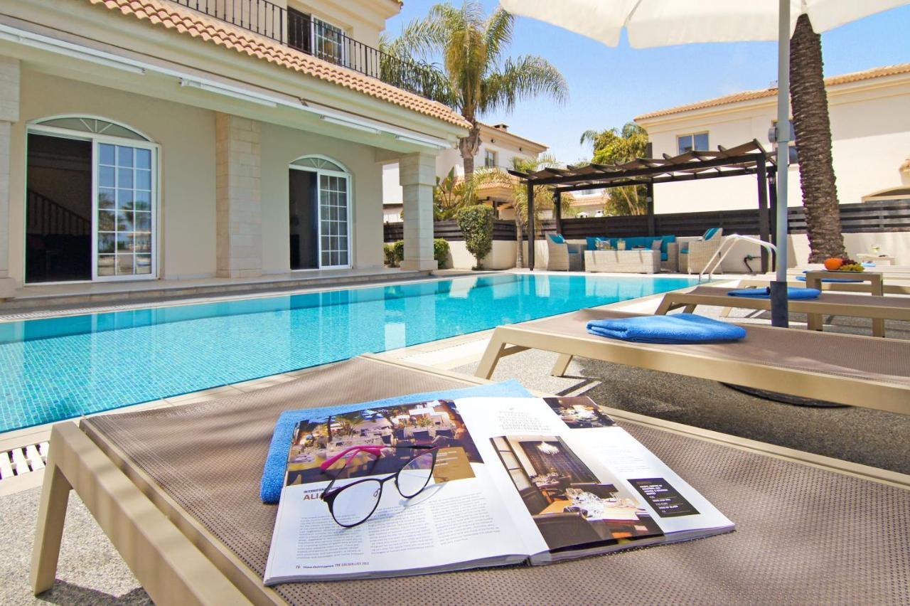 Villa Oceania - Beachfront Paralimni Eksteriør billede